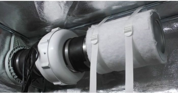 So sieht ein Abluft-System aus, das mit zwei Rubber-Duct Manschetten verbunden wurde.